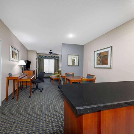 Baymont By Wyndham Pratt Hotel Ngoại thất bức ảnh