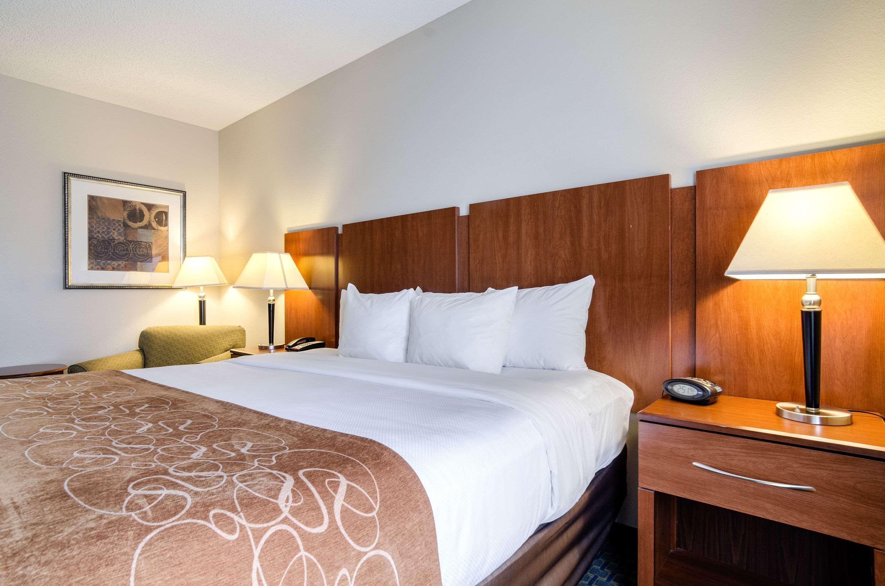 Baymont By Wyndham Pratt Hotel Ngoại thất bức ảnh