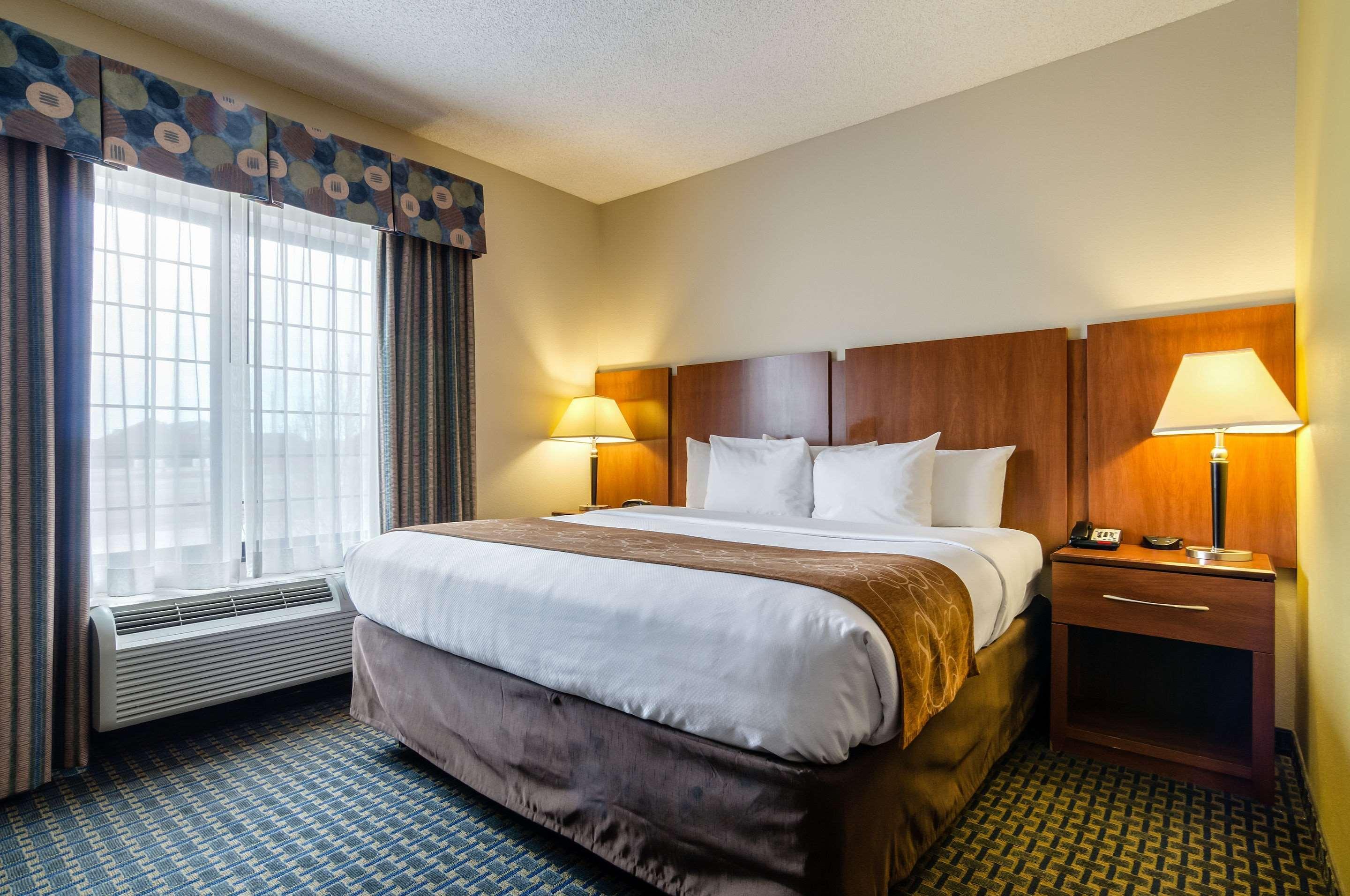 Baymont By Wyndham Pratt Hotel Ngoại thất bức ảnh
