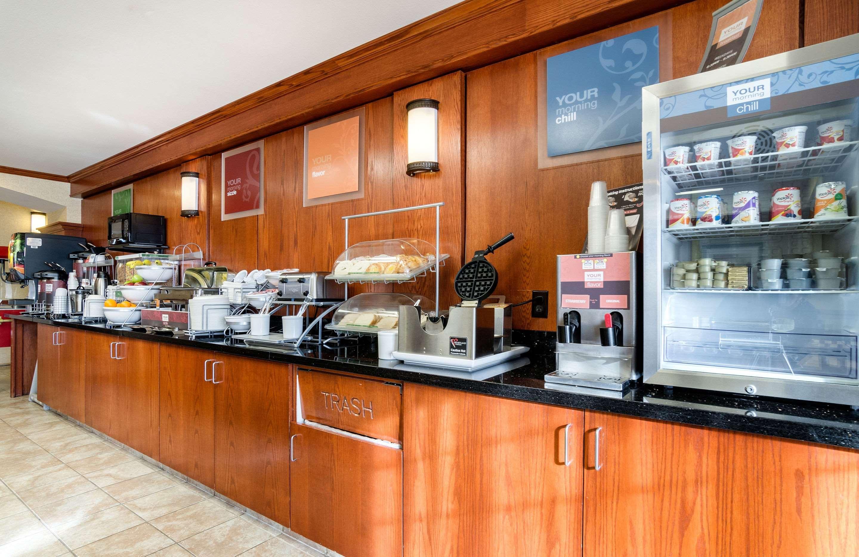 Baymont By Wyndham Pratt Hotel Ngoại thất bức ảnh