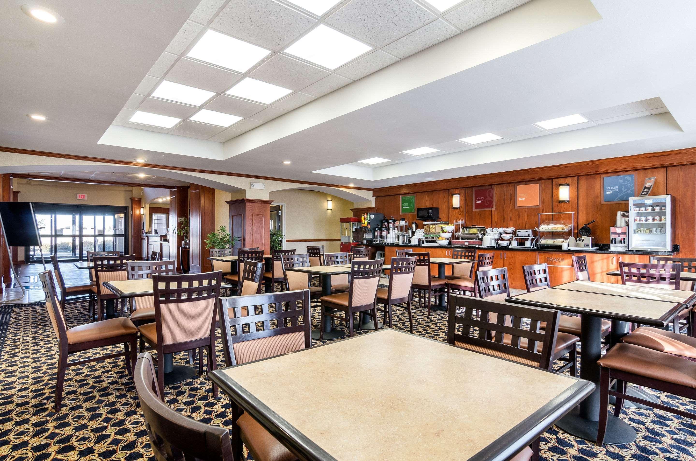 Baymont By Wyndham Pratt Hotel Ngoại thất bức ảnh