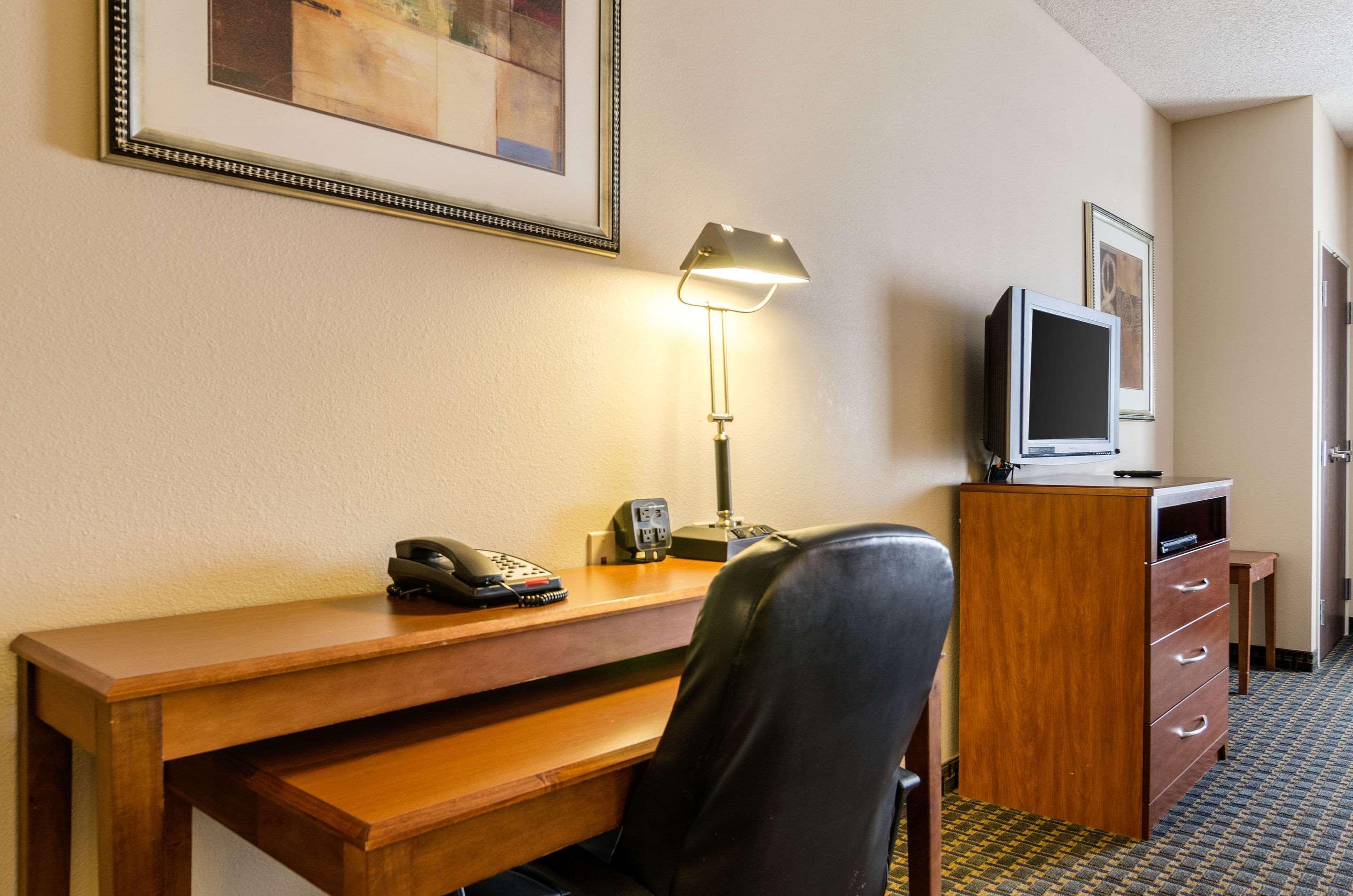 Baymont By Wyndham Pratt Hotel Ngoại thất bức ảnh