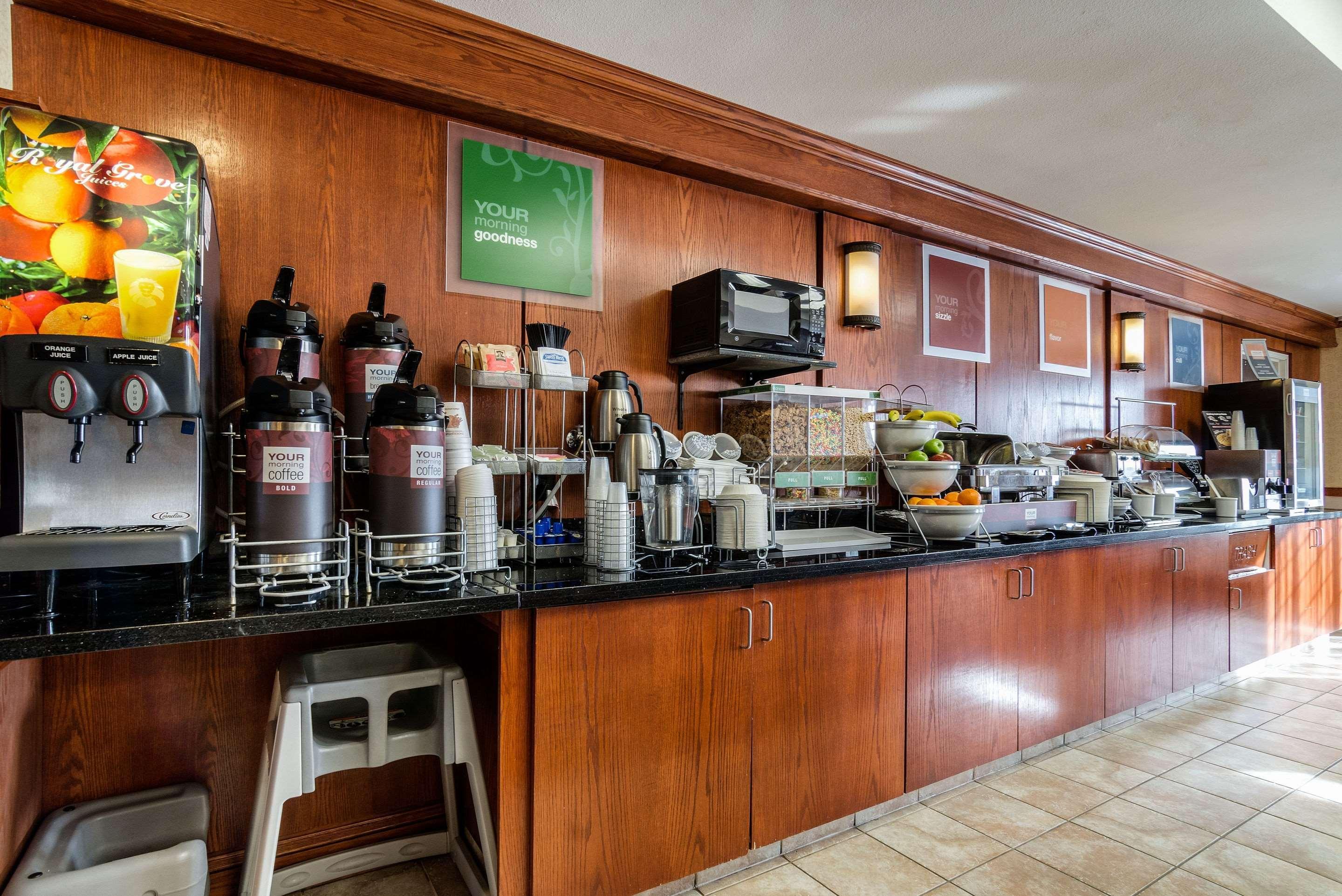 Baymont By Wyndham Pratt Hotel Ngoại thất bức ảnh