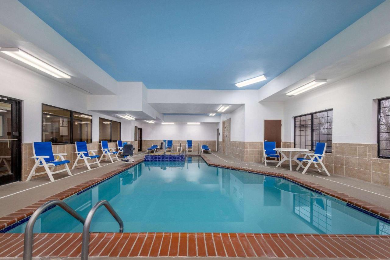 Baymont By Wyndham Pratt Hotel Ngoại thất bức ảnh