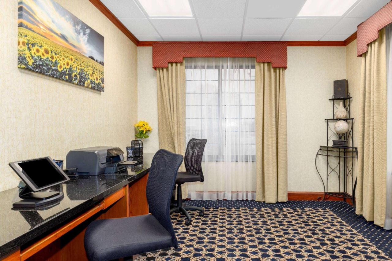 Baymont By Wyndham Pratt Hotel Ngoại thất bức ảnh