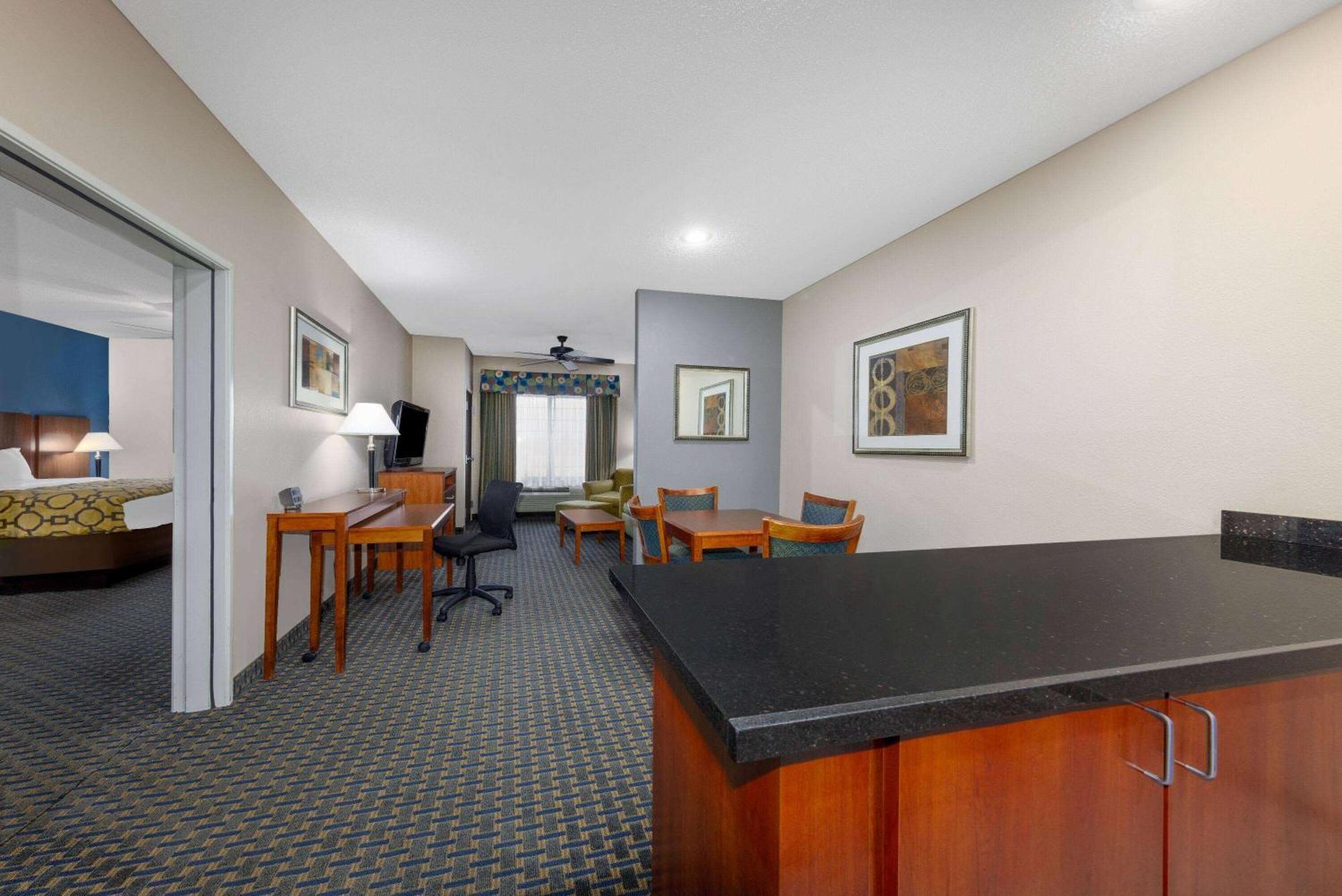Baymont By Wyndham Pratt Hotel Ngoại thất bức ảnh