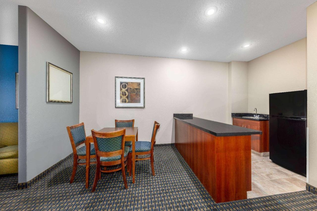 Baymont By Wyndham Pratt Hotel Ngoại thất bức ảnh