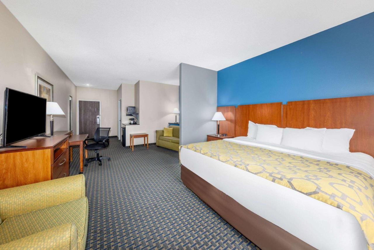 Baymont By Wyndham Pratt Hotel Ngoại thất bức ảnh
